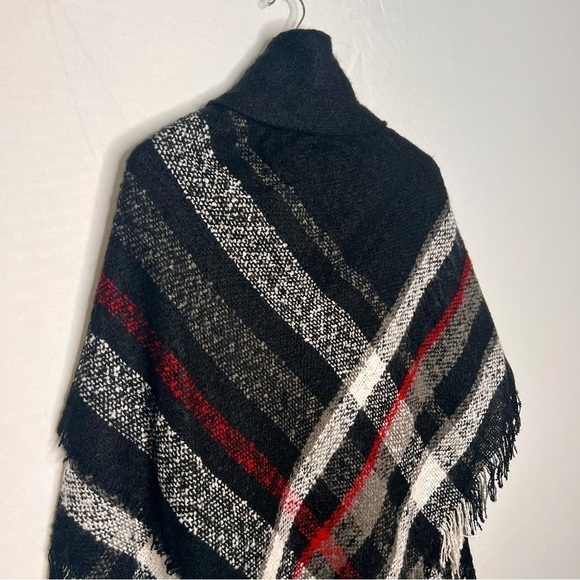 Plaid Fringed 2-Button Batwing Cape Poncho Cardigan. One Size. - Picture 7 of 11